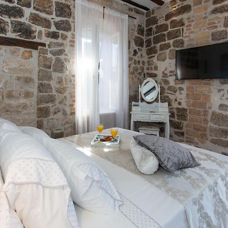 Seafront Apartment In Historical Cippico Castle Kaštela المظهر الخارجي الصورة