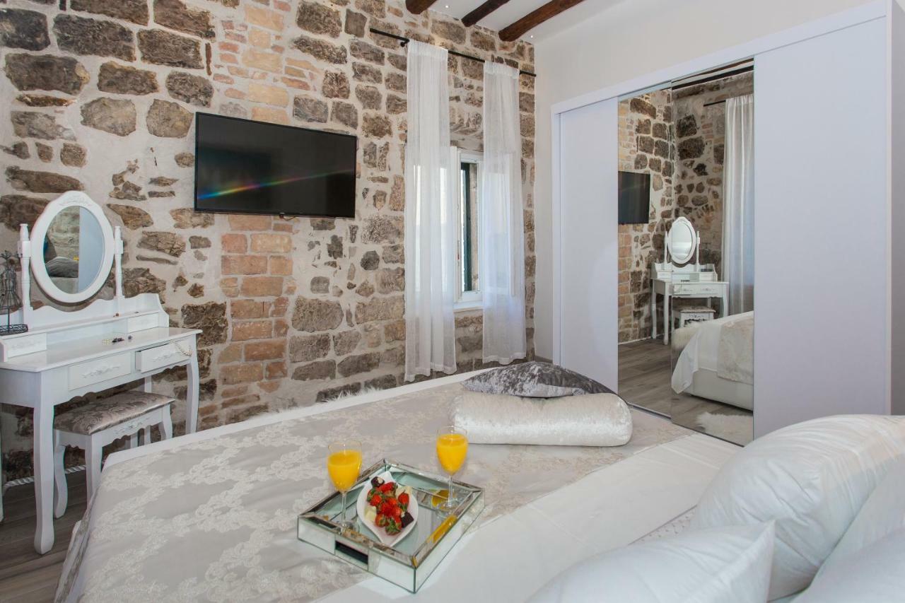 Seafront Apartment In Historical Cippico Castle Kaštela المظهر الخارجي الصورة