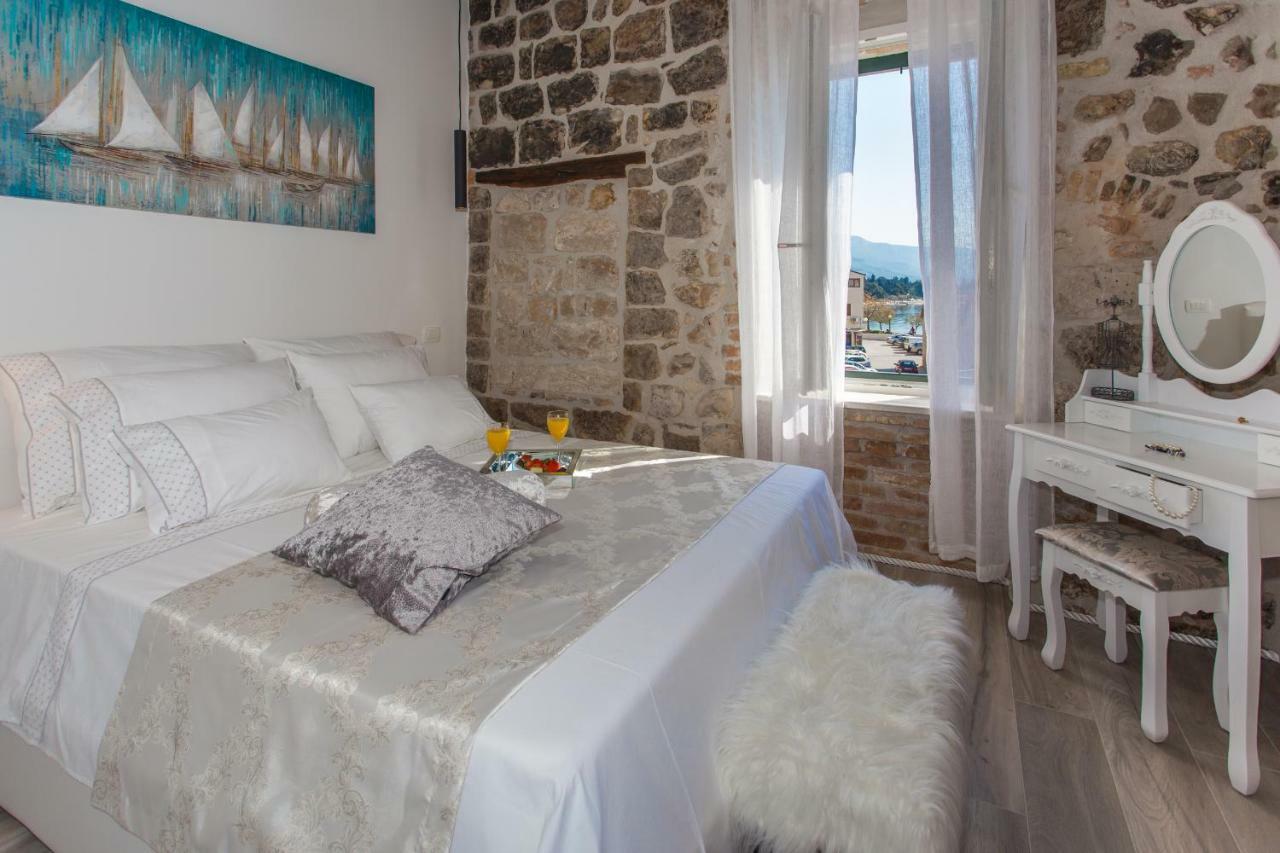 Seafront Apartment In Historical Cippico Castle Kaštela المظهر الخارجي الصورة