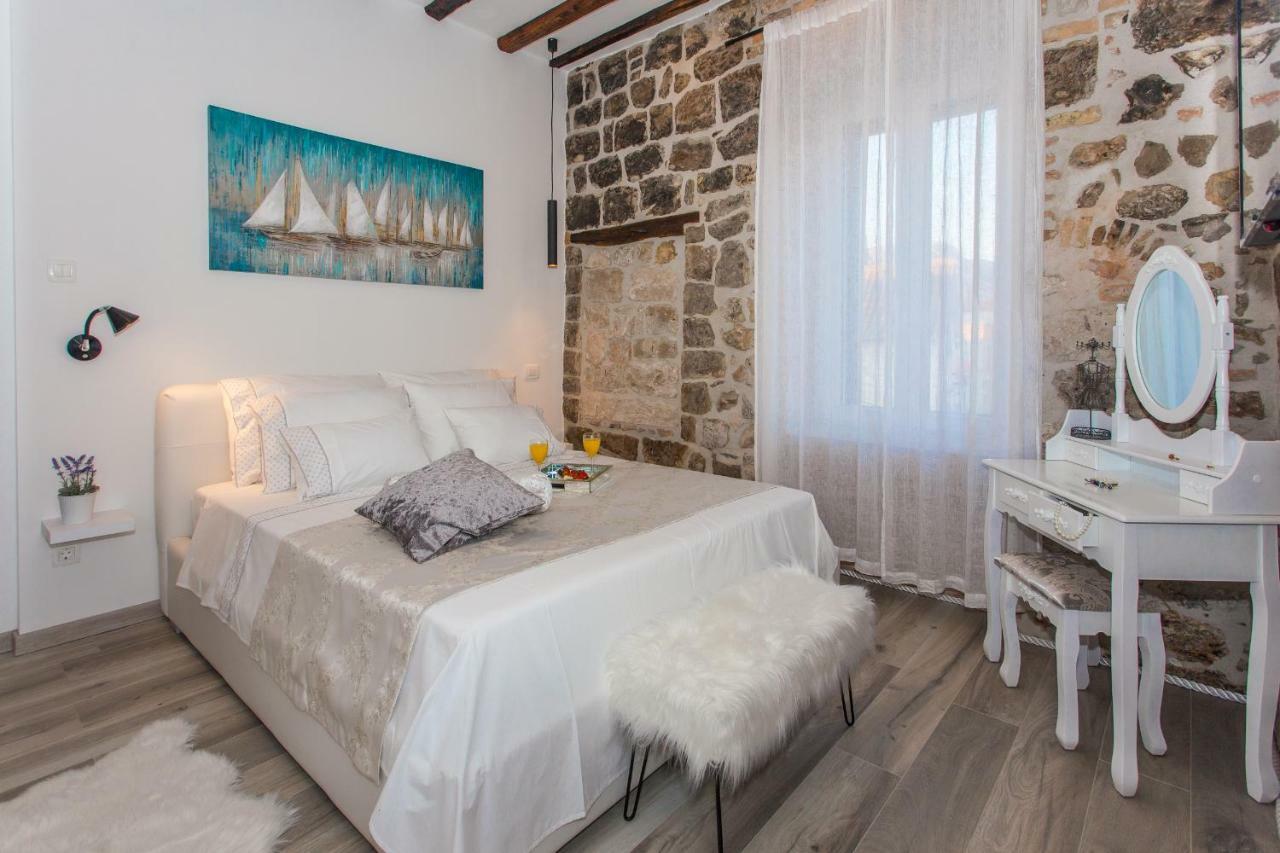 Seafront Apartment In Historical Cippico Castle Kaštela المظهر الخارجي الصورة