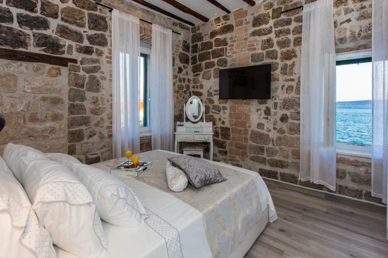 Seafront Apartment In Historical Cippico Castle Kaštela المظهر الخارجي الصورة