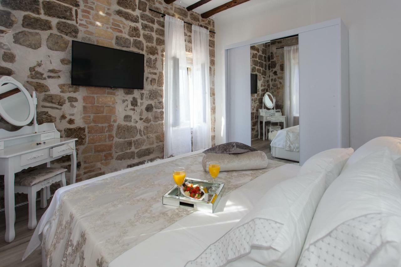 Seafront Apartment In Historical Cippico Castle Kaštela المظهر الخارجي الصورة