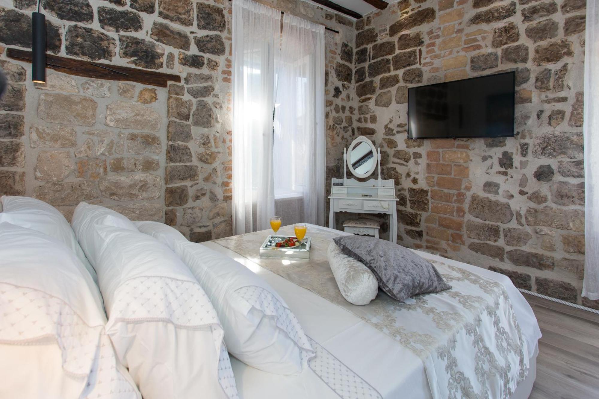 Seafront Apartment In Historical Cippico Castle Kaštela المظهر الخارجي الصورة