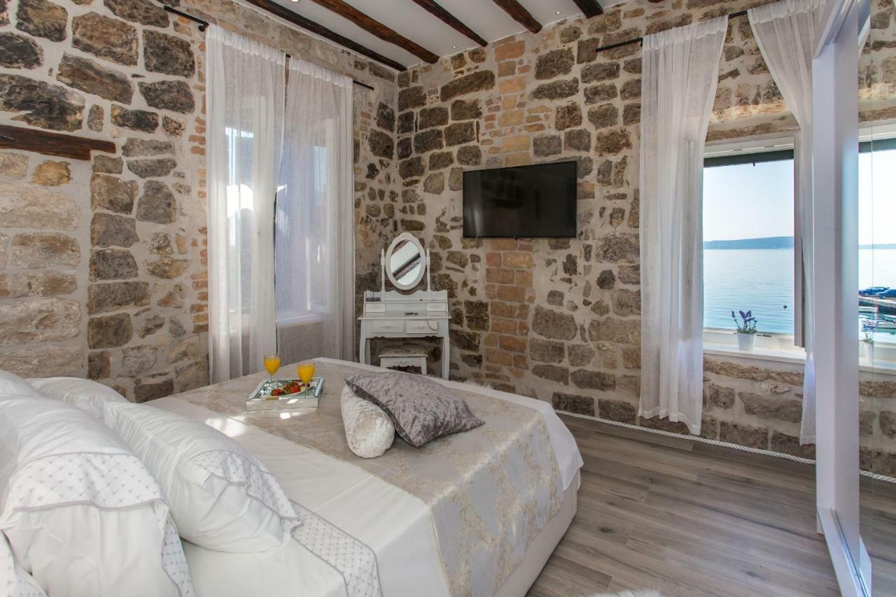 Seafront Apartment In Historical Cippico Castle Kaštela المظهر الخارجي الصورة