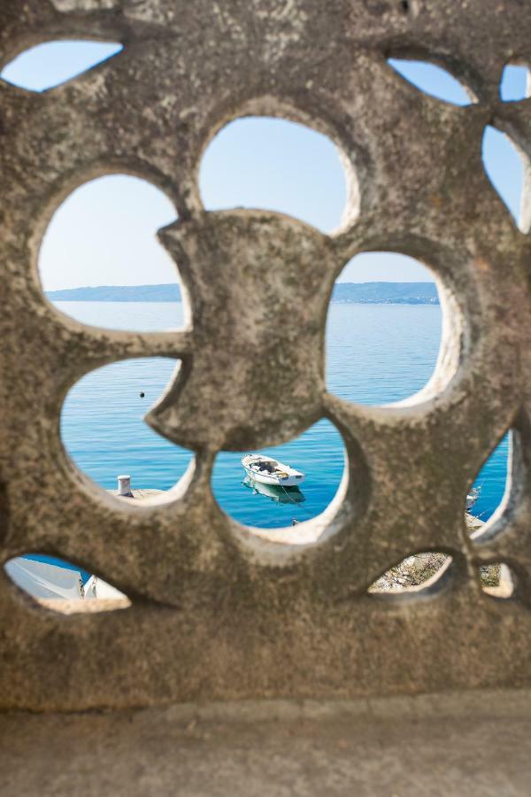 Seafront Apartment In Historical Cippico Castle Kaštela المظهر الخارجي الصورة