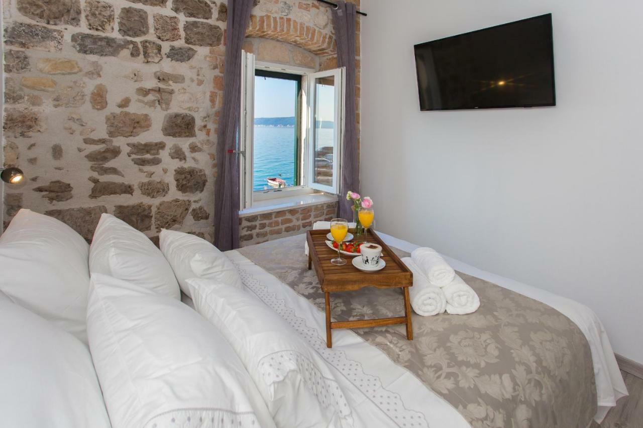 Seafront Apartment In Historical Cippico Castle Kaštela المظهر الخارجي الصورة