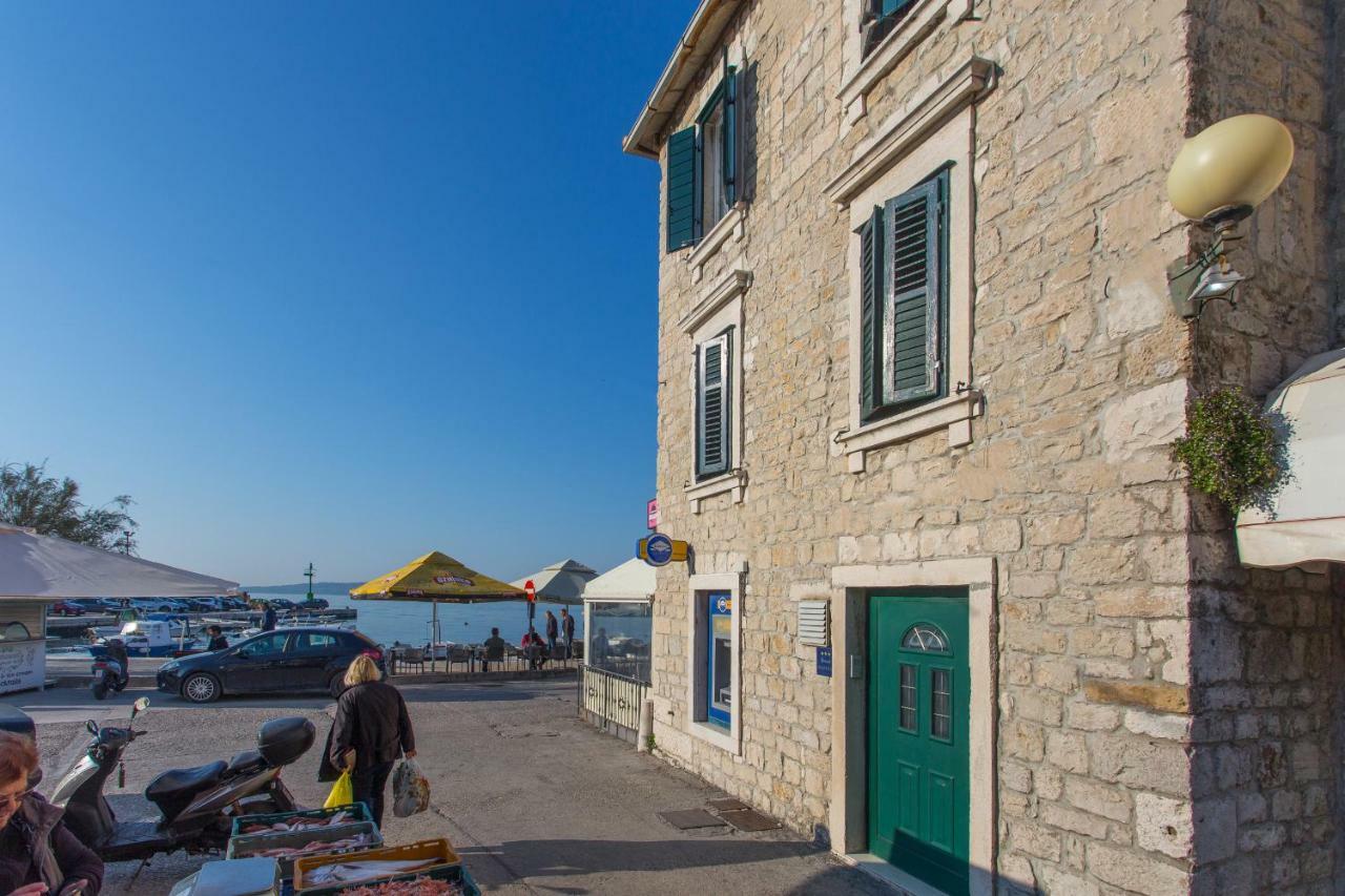 Seafront Apartment In Historical Cippico Castle Kaštela المظهر الخارجي الصورة